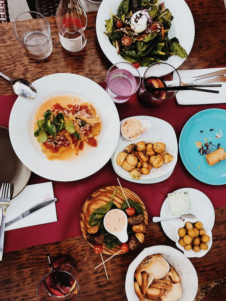 Navegando hacia el éxito: Cómo la gastronomía española eleva su experiencia de prácticas