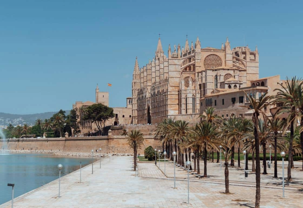 Top 5 Cities for Internships in Spain: Where to Work and Live 1